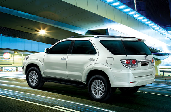 Toyota Fortuner Side View
